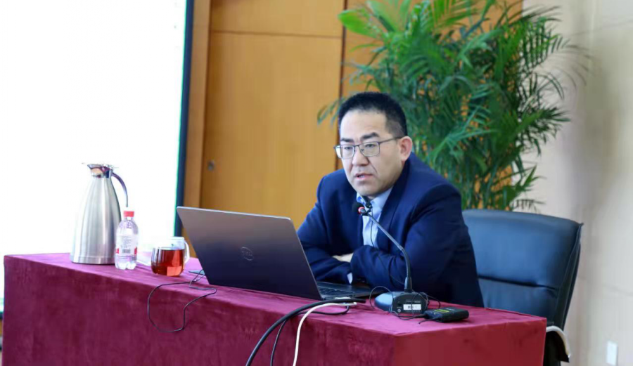 公司党委委员、总裁李学锋为全体干部员工进行业务培训