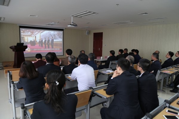 省国资委副主任邵泽武与齐鲁股权交易中心员工一起收看“中国共产党第十九届中央委员会第一次全体会议新选出的中央政治局常委中外记者见面会”盛况